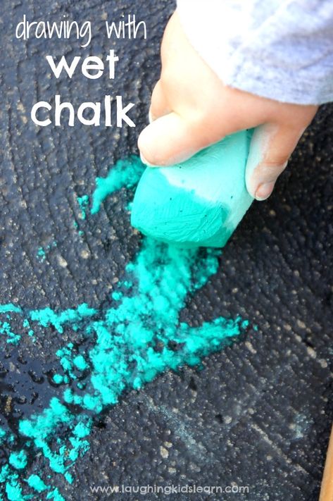 drawing with wet chalk or chalk and water Toddler Storytime, Toddlers And Preschoolers, Teaching Kindergarten, Chalk Art, Kindergarten Teachers, Kids Play, Science Art, Toddler Preschool, Kids Learning