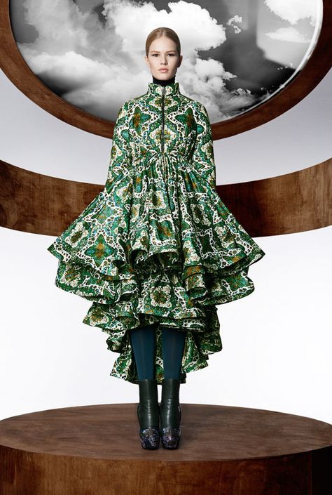 Moncler M by Mary Katrantzou Mode Edgy, Ellie Saab, Moncler Jacket, Mary Katrantzou, Green Collection, Mode Inspiration, Fashion Mode, African Print, African Fashion