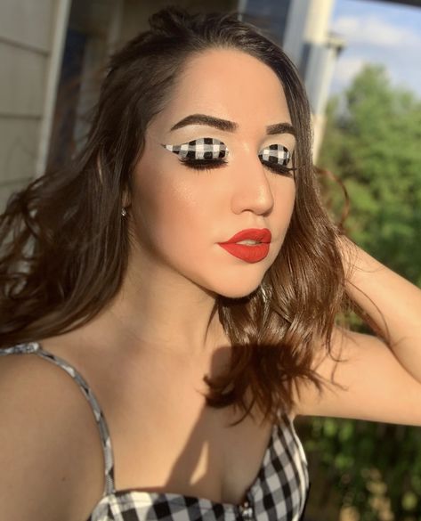 Plaid Eye Makeup, Plaid Makeup, Checkered Makeup Look, White And Black Eyeshadow Looks, Checkered Makeup, Red Black And White Eyeshadow Looks, Artsy Makeup, Houndstooth Dress, Eye Makeup Designs