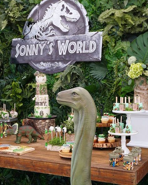 Jurassic World Dinosaur Party Decor Fête Jurassic Park, Jurassic Park Birthday Party, Jurassic Park Party, Dinosaur Party Invitations, Dinosaur Birthday Theme, Jurassic Park Birthday, Birthday Party At Park, Dinosaur Birthday Party Decorations, Dinosaur Themed Birthday Party