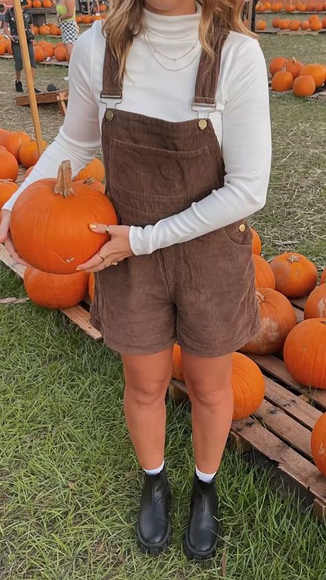 Stile Blair Waldorf, Adrette Outfits, Thanksgiving Outfit Ideas, What To Wear Fall, Fest Outfits, Black Kitten Heels, Thanksgiving Outfits, Cozy Fall Outfits, Fall Events