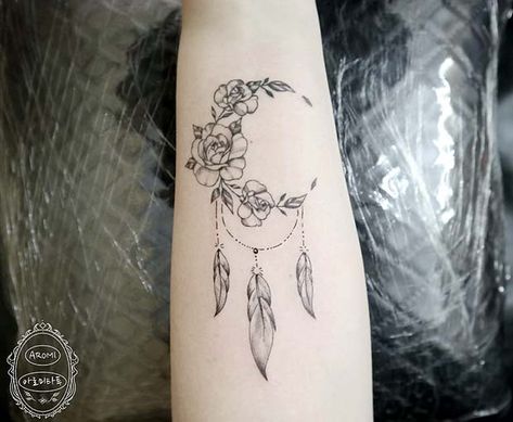 Creative Half Moon Dream Catcher Tattoo Design Best Friend Dream Catcher Tattoos, Dream Catcher Tattoo With Flowers, Moon Dreamcatcher Tattoo, Moon Dream Catcher Tattoo, Dream Catcher Tattoo Ideas, Dreamcatcher Tattoos, Moon Half, Tattoo Hip, Dream Catcher Tattoo Design