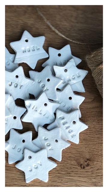 Easy to make with airdrying clay, a cookie cutter and letter stamps. Use them for decorations or gift tags. Natural Christmas Decor, Christmas Stars, Clay Christmas, Natural Christmas, Letter Stamps, Hen Do, Christmas Star, Stamp Crafts, Gingerbread Cookies