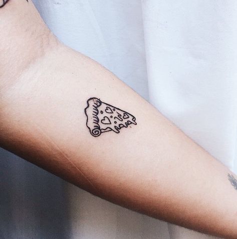 Tiny Pizza Tattoo, Simple Pizza Tattoo, Mini Pizza Tattoo, Pizza And Beer Tattoo, Cute Pizza Tattoo, Pizza Tattoo Ideas, Pizza Flash Tattoo, Pizza Tattoo Minimalist, Matching Pizza Tattoos