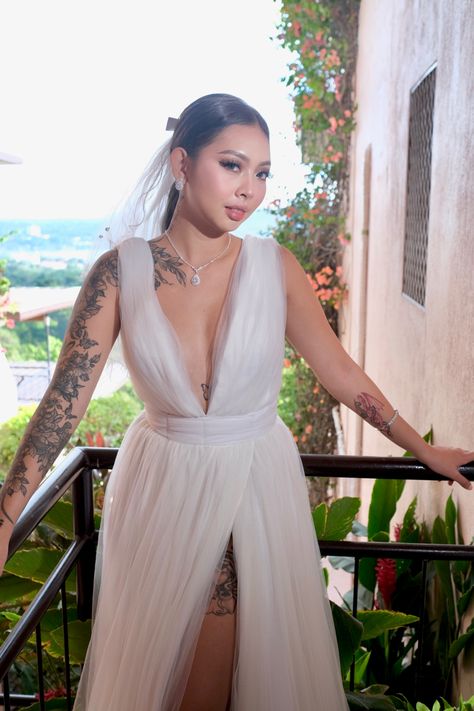 Tattoo Bride Dress, Wedding Dress With Tattoos Brides, Tatted Bride, Bride With Tattoos, Bride Aesthetic, Tattooed Bride, Weddings Idea, Brides With Tattoos, Wedding Vision