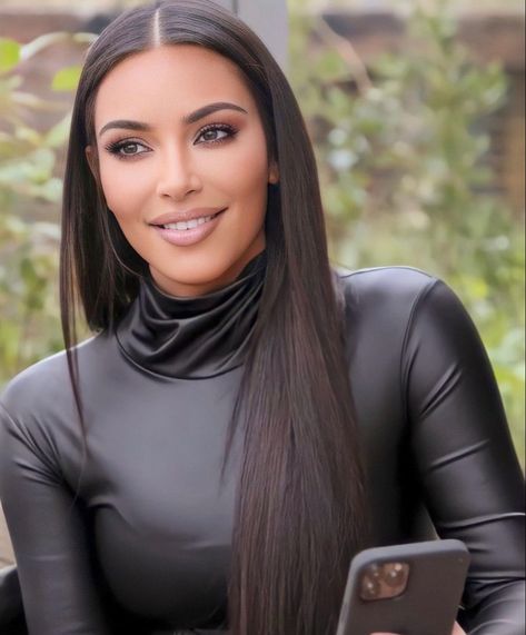 Kim K Black Hair, Kim K Hairstyles, K Hairstyles, Kimberly Kardashian, Kim Kardashian Family, Kim Kardashian Makeup, Bandana Girl, Kim Kardashian Outfits, Kardashian Outfit