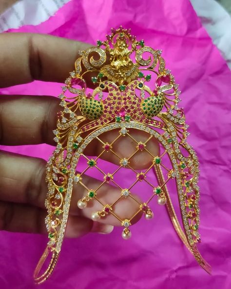 Aravanki Gold Designs Latest, Aravanki Gold Designs, Vanki Designs Jewellery, Antique Gold Jewelry Indian, Diamond Pendants Designs, Gold Bangle Set, Gold Mangalsutra Designs, Gold Mangalsutra, Diamond Pendants