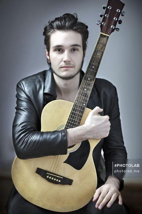 Poses Guitar, Guitar Poses, Guitarist Photography, Guitar Portrait, Boy Senior Portraits, Music Photoshoot, Acoustic Guitar Photography, Senior Photos Boys, Musician Portraits