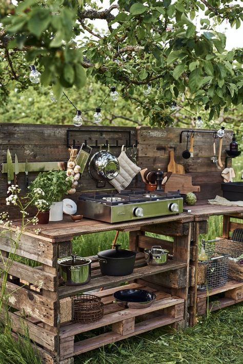 Simple Outdoor Kitchen, Rustic Outdoor Kitchens, Diy Outdoor Kitchen, Have Inspiration, Rustic Outdoor, Patio Decorating, Small Backyard Design, Deck Decorating, Small Patio