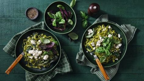 Green Mediterranean Diet, Mediterranean Diet Pyramid, Spinach Pesto Pasta, Spinach Pasta Recipes, Vegetarian Pasta Dishes, Green Shakes, Med Diet, Homemade Pesto, Creamy Spinach