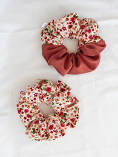 Creative Scrunchie Ideas, Unique Scrunchie Ideas, Spring Scrunchies, Sewing Scrunchies, Jumbo Scrunchies, Scrunchies Aesthetic, Hair Braid Diy, Classic Ponytail, Hairstyles Diy