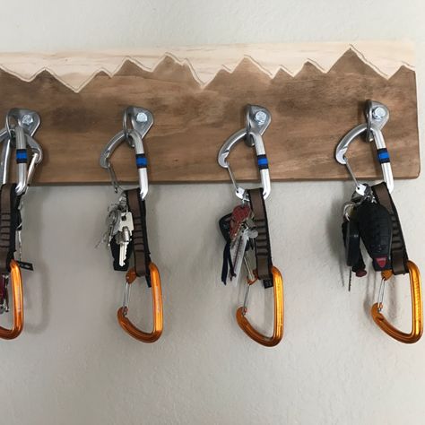 Climbing Gear Storage, Climbing Gear Organization, Ski Gear Storage, Climbing Gears, Gear Garage, Diy Climbing Wall, Gear Organization, Ski House Decor, Mountain Board