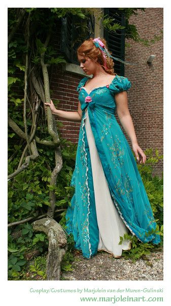 Cosplay Giselle from the Disney movie Enchanted. Made in 2008 Disney Princess Cosplay Diy, Disney Character Cosplay, Disney Cosplay Ideas, Giselle Enchanted, Giselle Dress, Disneyland Princess, Disney Princess Cosplay, Waltz Dress, Character Cosplay