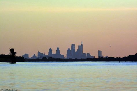 Philadelphia Skyline at Sunset on 4th September 2018. Sunset Aesthetic Horizontal, Philadelphia Wallpaper, Philly Skyline, Old Logan, Wallpaper Horizontal, Aesthetic Widgets, Philadelphia Skyline, Delaware River, Wallpaper Laptop