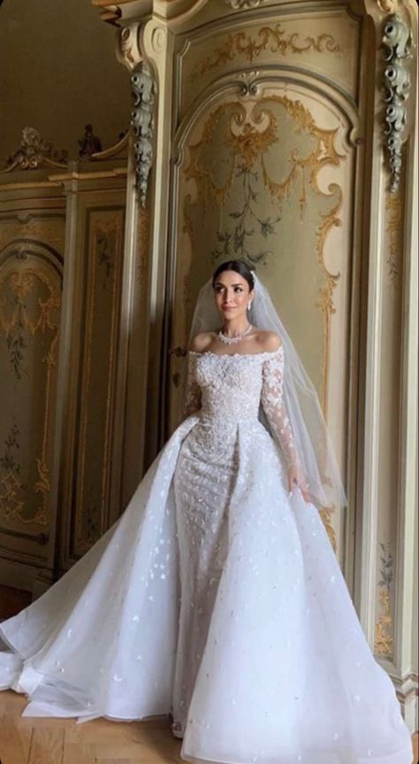 Dresses From Around The World, Most Expensive Wedding, Wedding Dresses Traditional, Old World Wedding, Expensive Wedding, Extravagant Wedding Dresses, Bride Dress Simple, Dresses Traditional, Extravagant Wedding