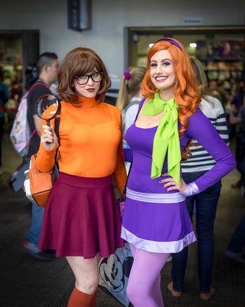 Scooby Doo is a classic and if you're looking for a perfect couples costume idea, then here you go. You will wow everyone this Halloween. Daphne Halloween Costume Diy, Scooby Doo Diy Costume, Daphne Halloween Costume, Daphne Scooby Doo, Scooby Doo Halloween Costumes, Velma Costume, Daphne Scooby Doo Costume, Scooby Doo Costumes, Velma Cosplay