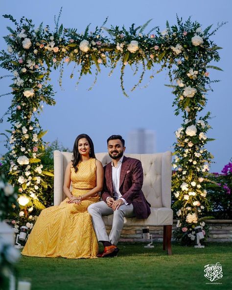 Backdrop For Engagement Indian, Haldi Backdrop At Home For Bride, Haldi Setup Decor On Terrace, Engagement Stage Decoration Day Time, Haldi Backdrop At Terrace, Outdoor Reception Decorations, Engagement Stage Decoration, Reception Stage Decor, Flower Garland Wedding