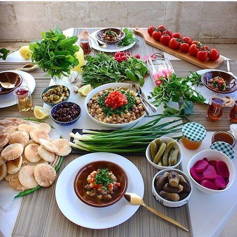 Lebanese Breakfast www.tablehalal.com Arab Breakfast, Middle Eastern Brunch, East Dips, Persian Breakfast, Middle Eastern Vegan, Lebanese Food Recipes, Arabic Breakfast, Eid Breakfast, Zucchini And Eggplant