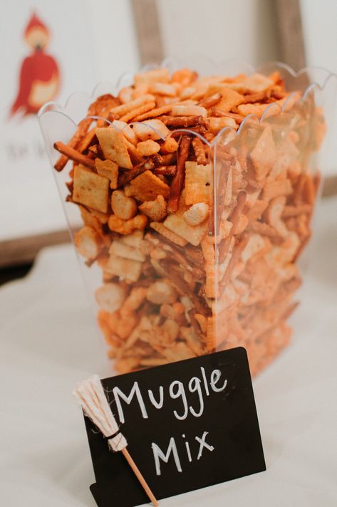 "Muggle Mix" Cheez-It Snack Mix for Harry Potter Theme Gender Reveal Harry Potter Birthday Party Foods, Harry Potter Birthday Snack Ideas, Cute Harry Potter Snacks, Harry Potter Meatballs, Harry Potter Theme Snacks Food Ideas, Harry Potter Food Theme, Food For Harry Potter Party, Harry Potter Birthday Desserts, Harry Potter Themed Birthday Party Food