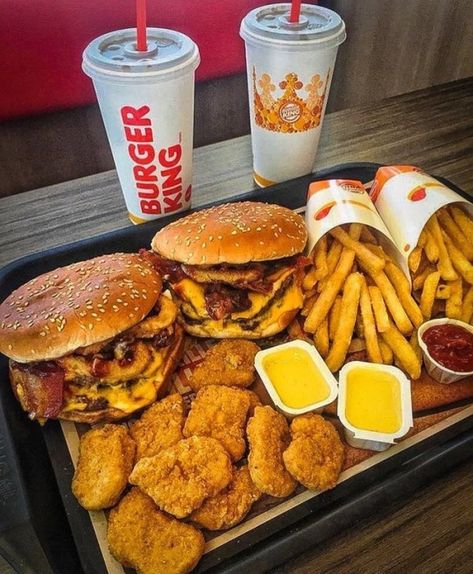 Burgers And Fries, Sleepover Food, Junk Food Snacks, God Mat, Think Food, Food Drinks Dessert, Food Goals, Food Obsession, French Fries