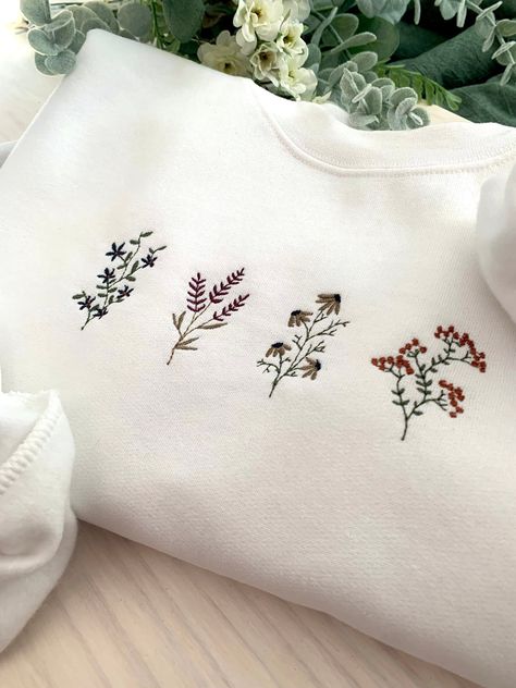 Boho Floral Embroidered Crewneck Embroidery Designs Pullover, Embroidery Crewneck Ideas, Embroidery Inspiration Clothing, Embroidery Designs Sweatshirt, Hand Embroidered Clothes, Embroidery Clothing, Clothes Embroidery Diy, Wildflower Design, Clothing Embroidery