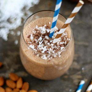 Skinny Almond Joy Smoothie Almond Joy Smoothie, Best Breakfast Smoothies, Cup Of Cake, Flat Belly Smoothie, Smoothie Recipes With Yogurt, Juice Smoothies Recipes, Ww Points, Yogurt Smoothies, Healthy Breakfast Smoothies