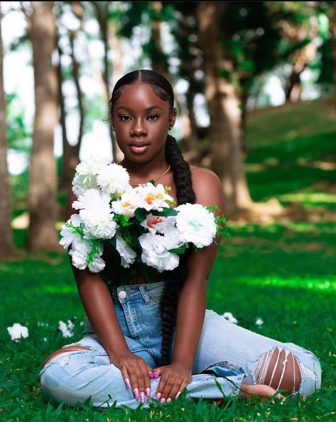 Outdoor Photoshoot Ideas Black Women, Standing Poses In Garden, Floral Birthday Photoshoot Ideas, Outdoor Photoshoot Black Women, Winter Theme Photoshoot, 18th Birthday Photoshoot Ideas Outdoors, Outdoor Photoshoot Concepts Creative, Flower Pictures With People, Flower Photoshoot Black Women