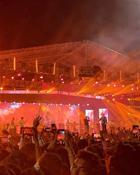 #concert #coachella #sunburn #event #party #aesthetic #festival Coachella Vision Board, Coachella 2024 Aesthetic, October Core, Coachella Aesthetic, Coachella Concert, Aesthetic Festival, Acl Festival, Coachella 2014, Coachella Party