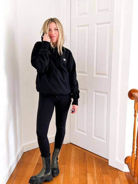 Chunky Boots Leggings Outfit, Black Lug Boots Outfit, Lug Sole Chelsea Boots Outfit, Platform Chelsea Boots Outfit, Chelsea Boots With Leggings, Boot Leggings Outfit, Chunky Chelsea Boots Outfit, Chelsea Boots Women Outfit, Boots Women Outfit