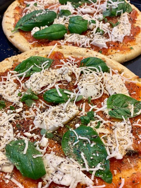 Easy Vegan Pizza, Easy Vegan Recipes For Beginners, Dinner Recipes Vegan, Margherita Recipe, Vegan Recipes For Beginners, Pinterest Tv, Recipe For Pizza, Pizza Margarita, Main Recipes