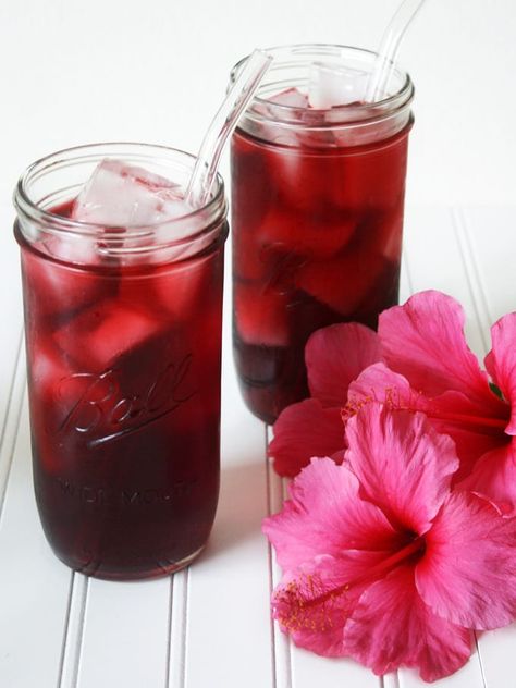 Jamaica Juice, Jamaica Drink, Hibiscus Drink, Floral Drink, Japanese Drinks, Large Glass Jars, Spanish Recipes, Popular Drinks, Hibiscus Tea