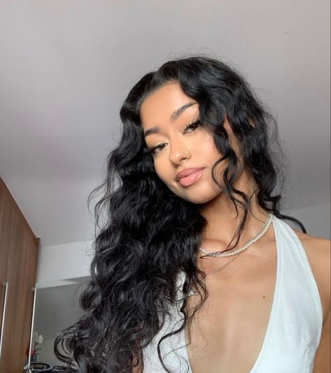 Latina Curly Hair, Hair Light, Pretty Makeup Looks, Hair Girls, Girls With Black Hair, Black Curly, Cute Makeup Looks, Black Curly Hair, Girls Black