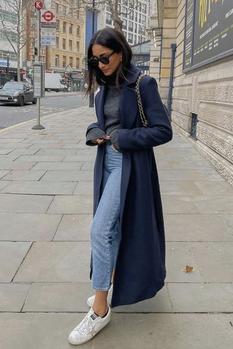 Navy Blue Jacket Outfit, Navy Blue Coat Outfit, Blue Coat Outfit, Pull Bleu Marine, Long Coat Outfit, December Outfits, Winter Coat Outfits, Interesting Outfits, Fall Fashion Trends Women