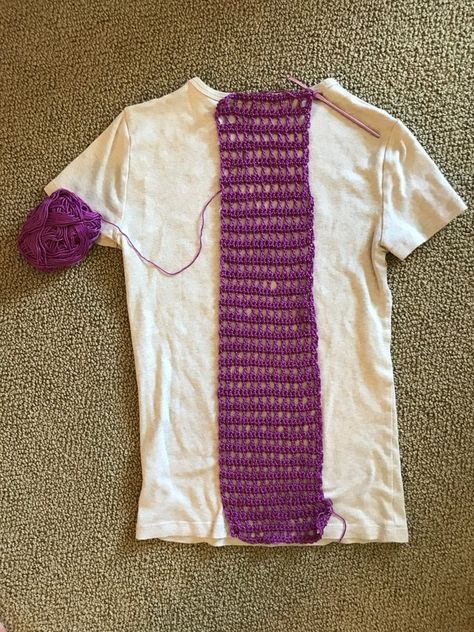 Add Crochet To T Shirt, Crochet Upcycling, Punk Ideas, T Shirt Hacks, Crochet Hack, Shirt Hacks, Tshirt Blanket, Chic Summer Style, Creative Crochet