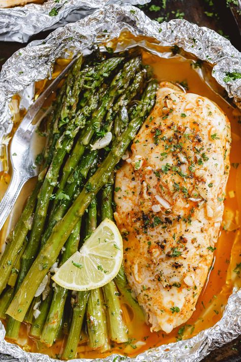 Baked Chicken in Foil Recipe with Asparagus - #chicken #foil-packets #recipe #eatwell101 - These baked garlic butter chicken foil packets are just so easy and so delicious! - #recipe by #eatwell101® Chicken In Foil, Chicken Packets, Easy Asparagus, Pan Keto, Chicken Foil Packets, Summer Chicken, Foil Pack Meals, Foil Dinners, Dinners Recipes