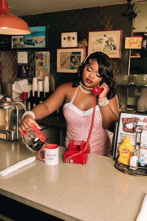 1960s Photoshoot Ideas, 50s Style Photoshoot, 60s Theme Photoshoot, 50s Themed Photoshoot, Vintage Photo Shoot Black Women, Chef Photoshoot Ideas Photo Shoot, Retro Diner Outfit, Diner Photoshoot Ideas, Old Fashion Photoshoot