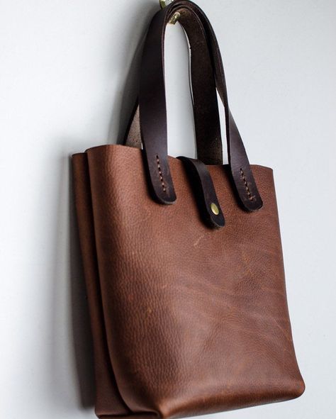 Simple Leather Bags Handmade, Minimal Leather Bag, Premium Leather Handbags, Namų Interjeras, Simple Leather Bag, Simple Handbags, Handmade Leather Work, Minimal Bags, Handmade Leather Tote Bag