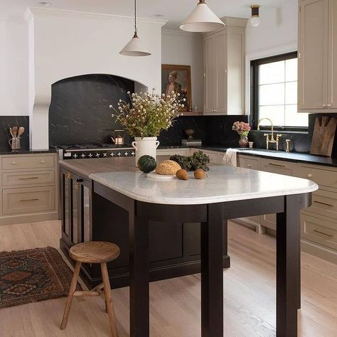 @evelynranney • Instagram photos and videos Gray And White Kitchen, Kitchen Transformation, Kitchen Farmhouse, Grey Kitchens, Kitchen Trends, Large Kitchen, Wood Kitchen, Home Staging, 인테리어 디자인