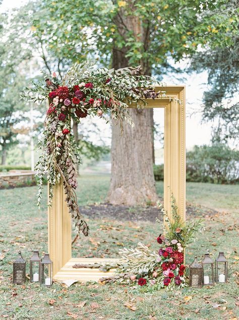 Elegant Pictures, Decor Photobooth, Fall Wedding Arches, Backyard Wedding Decorations, Photo Corner, Dahlia Bouquet, Rustic Wedding Decorations, Rustic Backyard, Wedding Concept