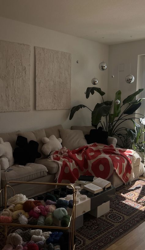 Modern Street Style Living Room, Home Home Decor, Cool Living Room Aesthetic, Studio Apartment Couple, Apartment Ceiling Ideas, Artsy Minimalist Home, Black Women Apartment, Vintage Apartment Aesthetic Living Room, Boujee Living Room Ideas