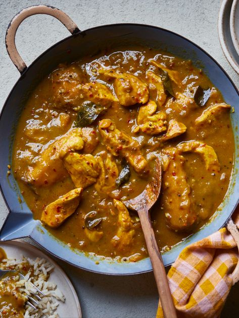 A frying pan with chicken and mango curry Curry Benefits, Mango Curry Chicken, Best Curry Recipe, Mango Curry, Best Curry, Mango Pulp, Chicken Curry Recipe, Coconut Milk Recipes, Easy Butter