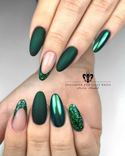 . ————————————————————————— PRODUCTS USED: • Super Bond • Gelpolish ’Emerald’ • Glitter mix ’Emerald’ • Glitter mix ’Basic Holo Blue’ •… | Instagram Trendy Green Nails, Matte Green Nails, Green Nail Ideas, Oval Nails Designs, Emerald Nails, Green Nail Art, Chrome Nails Designs, Simple Acrylic, Green Nail Designs