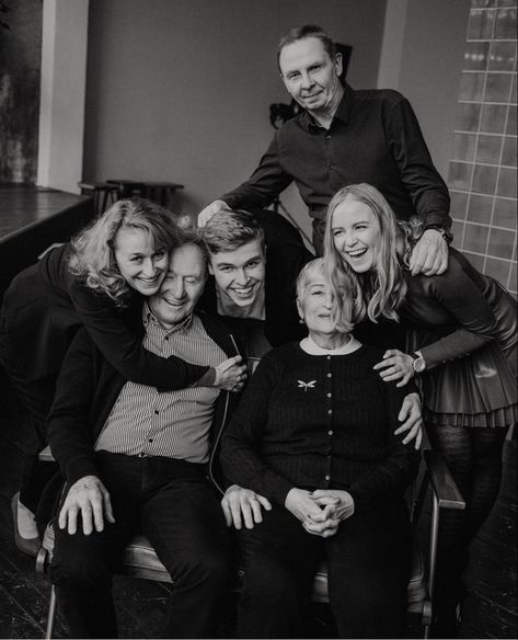 Family Portraits Editorial, Vogue Family Photoshoot, Film Family Photos, Large Family Aesthetic, Editorial Family Photoshoot, Big Family Photoshoot, Large Group Posing, Adult Family Photography, Adult Family Poses