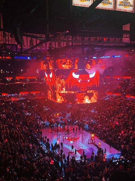 Chicago Bulls Stadium, Chicago Bulls Aesthetic, Basketball Game Aesthetic, Chicago Bus, Nba Wife, Basketball Stadium, Basketball Vibes, Nba Arenas, Usa Dream