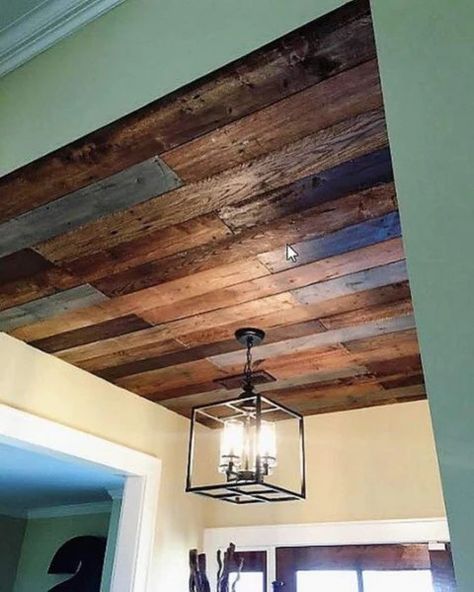 Diy Pallet Decoration, Pallet Walls, Pallet Decor, Casa Vintage, Fa Fal, Flooring Projects, Pallet Wall, Ceiling Ideas, Decorative Ideas