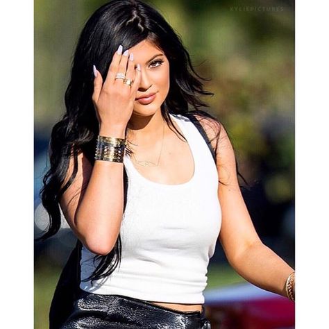 Ordena tu pulsera antes que se agoten!#kyliejenner#musthave#alwaysme1876 Kylie Jenner Cartier Bracelets, Kylie Jenner Bracelets, Kylie Jenner Cartier, Maquillage Kylie Jenner, Woman Hacks, Jenner Girls, Blue Black Hair, Stack Bracelets, Kylie Jenner Outfits