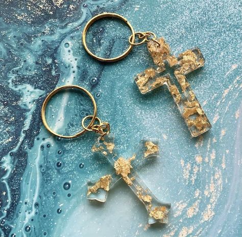 Christian Business Ideas, Resin Cross, Cross Keychain, Handmade Keychains, Wedding Crafts Diy, Custom Cross, Keychain Wallet, Diy Resin Art, Resin Ideas