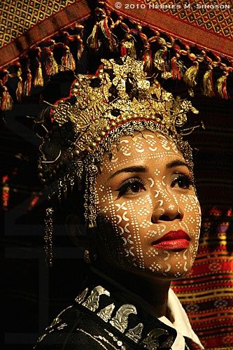 Yakan woman. Basilan,  Philippines Traditional Wedding Outfits, Steve Mccurry, Afrikaanse Kunst, Filipino Culture, Traditional Wedding Dresses, Wedding Outfits, People Of The World, World Cultures, Interesting Faces