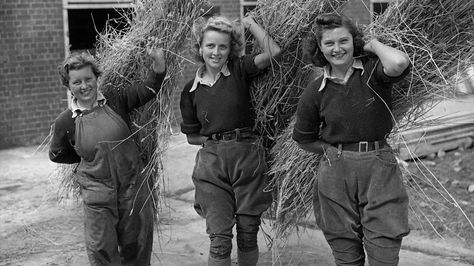 Mona K McLeod was just 17 years old when she joined the Women's Land Army. Women's Land Army, Ww2 Women, Wwii Women, Dig For Victory, Farm Work, Food Supplies, Land Girls, Army Girl, Memorial Garden