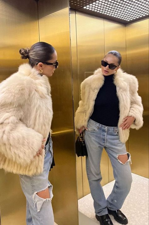 Winter fashion White Fur Coat Outfit, London Fashion Week 2023, Faux Fur Jacket Outfit, Fur Coat Street Style, Faux Fur Coats Outfit, Fur Jacket Outfit, Colorado Fashion, White Fur Jacket, Fur Coat Outfit